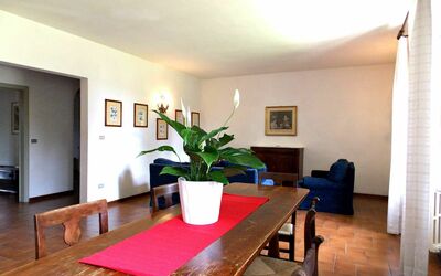 Senni 4: Kamer, Eigendom, Gebouw, Interieur Ontwerp, Meubilair, Verdieping, Huis, Woonkamer, Plafond, Hardwood