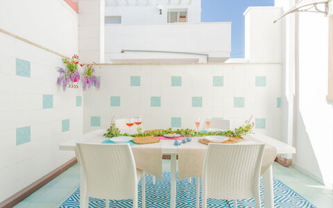 Casa Rosa: Kamer, Roze, Meubilair, Turkoois, Eigendom, Eetkamer, Tafel, Interieur Ontwerp, Tafelkleed, Muur