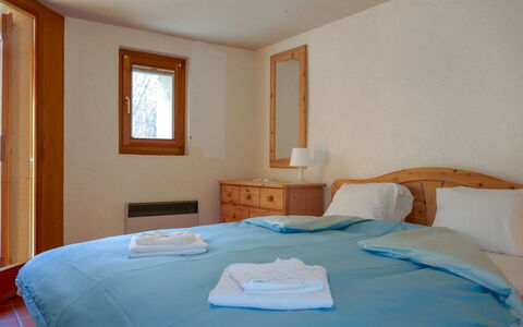 Rustico al Campett: Slaapkamer, Kamer, Bed, Meubilair, Laken, Eigendom, Bed Frame, Bedding, Interieur Ontwerp, Matras