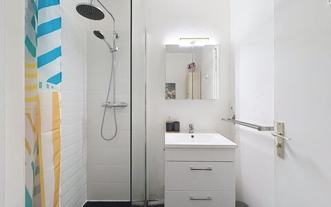 La Grande Motte 200: Badkamer, Flooring, Interieur Ontwerp, Muur, Verdieping, Loodgieterswerkinrichting, Toilet, Tegel, Loodgieter, Kamer