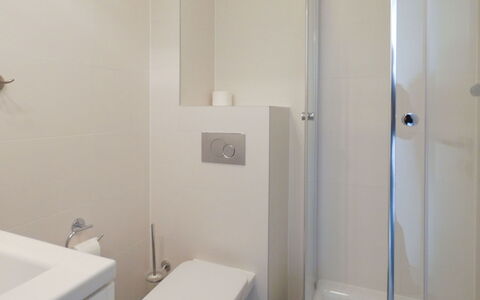 Mistelgau 100: Eigendom, Badkamer, Kamer, Loodgieterswerkinrichting, Muur, Toilet, Architectuur, Onroerend Goed, Tegel, Interieur Ontwerp