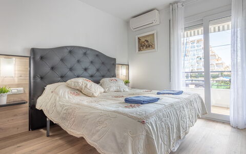 Port Salins: Slaapkamer, Bed, Meubilair, Kamer, Eigendom, Laken, Interieur Ontwerp, Bed Frame, Matras, Verdieping