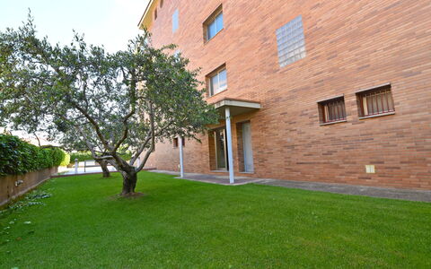 Medisol: Eigendom, Huis, Gras, Gazon, Werf, Onroerend Goed, Gebouw, Backyard, Huis, Woongebied