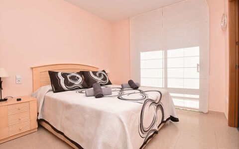 Medisol: Slaapkamer, Bed, Meubilair, Kamer, Laken, Eigendom, Bedding, Bed Frame, Interieur Ontwerp, Muur