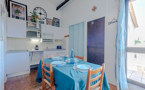 Maison des Sables 3: Tafel, Meubilair, Eigendom, Stoel, Tableware, Interieur Ontwerp, Tafelkleed, Verdieping, Venster, Keuken En Eettafel