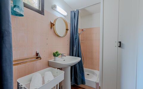 Maison des Sables 3: Spiegel, Kraan, Loodgieterswerkinrichting, Wastafel, Eigendom, Wastafel In De Badkamer, Badkamer, Gebouw, Purper, Interieur Ontwerp