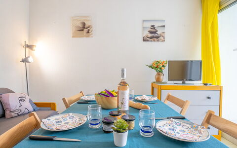 Jamaïc: Lucht, Fabriek, Wolk, Gebouw, Boom, Schaduw, Land Lot, Huis, Hout, Verblijf