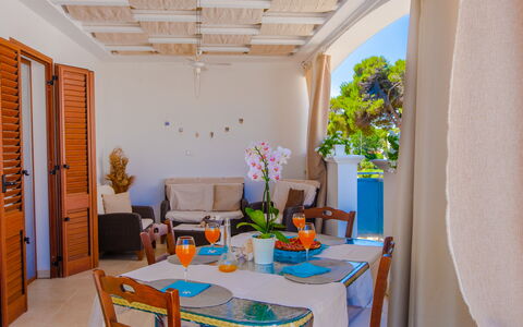 Appartamento Pineta Mare: Tafel, Meubilair, Eigendom, Fabriek, Venster, Gebouw, Azure, Stoel, Decoratie, Kamerplant