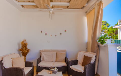 Appartamento Pineta Mare: Meubilair, Eigendom, Stoel, Tafel, Hout, Verlichting, Interieur Ontwerp, Architectuur, Verdieping, Flooring