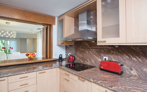 Perla Blanca: Countertop, Cabinetry, Kamer, Eigendom, Keuken, Meubilair, Interieur Ontwerp, Huis, Huis, Gebouw