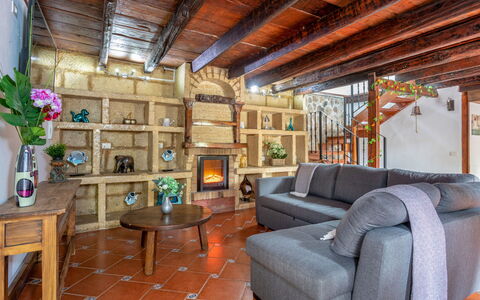 Villa Torrita: Meubilair, Tafel, Bankstel, Fotolijst, Fabriek, Hout, Kamerplant, Interieur Ontwerp, Architectuur, Woonkamer