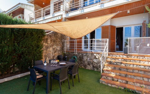 Berganti: Eigendom, Onroerend Goed, Huis, Patio, Backyard, Gebouw, Werf, Kamer, Schaduw, Gras