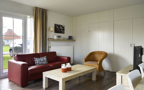 Bungalowpark It Wiid: Eigendom, Meubilair, Tafel, Hout, Comfort, Bankstel, Woonkamer, Venster, Flooring, Verdieping