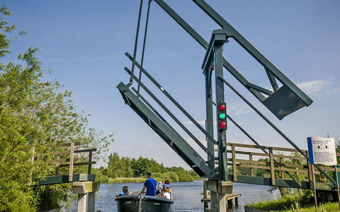 Bungalowpark It Wiid: Lucht, Water, Fabriek, Voertuig, Boom, Kraan, Meer, Watercraft, Vervoer Over Water