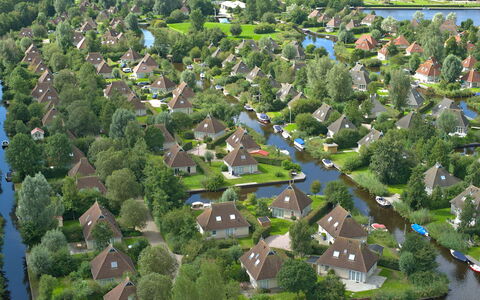 Bungalowpark It Wiid: Eigendom, Water, Gebouw, Natuurlijk Landschap, Fabriek, Boom, Stedelijk Ontwerp, Land Lot, Vegetation, Huis