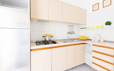 Villa Anna: Geel, Kamer, Keuken, Eigendom, Cabinetry, Meubilair, Countertop, Oranje, Interieur Ontwerp, Tegel