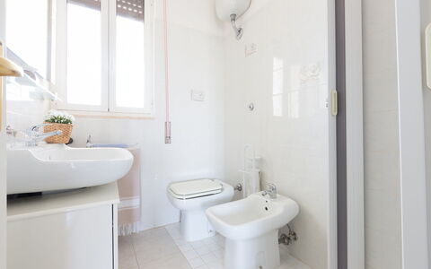 Villa Anna: Badkamer, Eigendom, Kamer, Interieur Ontwerp, Loodgieterswerkinrichting, Architectuur, Toilet, Onroerend Goed, Tegel, Kraan