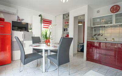 Les Cyprianes 490.7: Cabinetry, Countertop, Gebouw, Verlichting, Interieur Ontwerp, Oranje, Stoel, Architectuur, Keuken