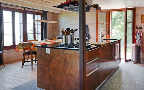 Chalet la Frêtaz: Meubilair, Gebouw, Hout, Venster, Verdieping, Cabinetry, Flooring, Tafel, Fabriek, Hardwood