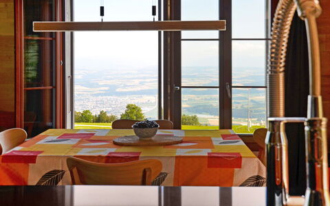 Chalet la Frêtaz: Tafel, Meubilair, Eigendom, Lucht, Venster, Gebouw, Licht, Hout, Interieur Ontwerp, Fabriek
