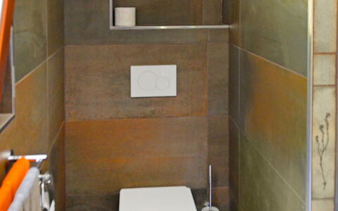 Chalet la Frêtaz: Bruin, Toilet, Badkamer, Gebouw, Loodgieterswerkinrichting, Purper, Hout, Verdieping, Flooring