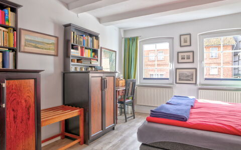 Phileas: Meubilair, Eigendom, Fotolijst, Plank, Boekenkast, Cabinetry, Hout, Interieur Ontwerp, Verdieping, Comfort