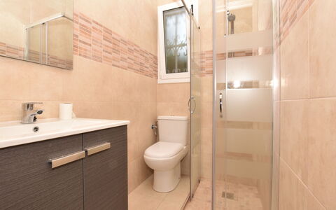 Oasis: Badkamer, Eigendom, Kamer, Tegel, Interieur Ontwerp, Verdieping, Architectuur, Muur, Gebouw, Onroerend Goed