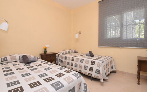 Oasis: Slaapkamer, Kamer, Eigendom, Meubilair, Laken, Bed, Verdieping, Interieur Ontwerp, Onroerend Goed, Bed Frame