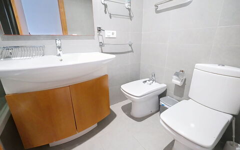 Zephyrus: Loodgieterswerkinrichting, Wc Bril, Flooring, Badkamer, Wastafel, Interieur Ontwerp, Verdieping, Toilet, Wastafel In De Badkamer, Kraan