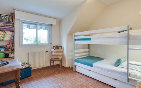 Ty Mam Goz: Bed, Kamer, Meubilair, Slaapkamer, Eigendom, Laken, Gebouw, Bed Frame, Matras, Interieur Ontwerp