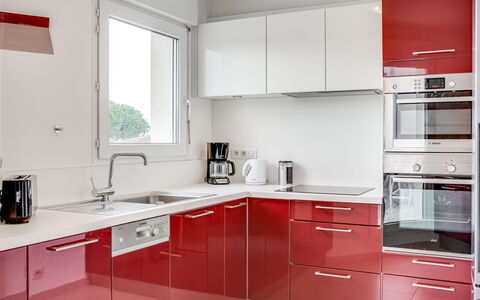 La Closerie des Tremieres: Kamer, Countertop, Keuken, Eigendom, Cabinetry, Meubilair, Rood, Interieur Ontwerp, Gebouw, Fornuis