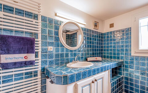 La Source: Blauw, Eigendom, Badkamer, Kamer, Tegel, Onroerend Goed, Interieur Ontwerp, Architectuur, Azure, Muur