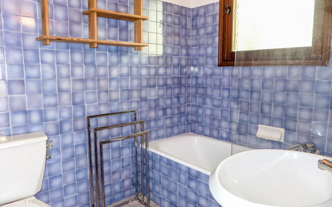 Le Romarin: Bad, Loodgieterswerkinrichting, Eigendom, Kraan, Blauw, Azure, Purper, Venster, Badkamer, Interieur Ontwerp