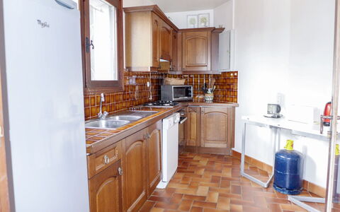 Le Romarin: Cabinetry, Countertop, Eigendom, Lade, Hout, Kamerplant, Keuken, Huishoudapparatuur, Interieur Ontwerp, Verdieping