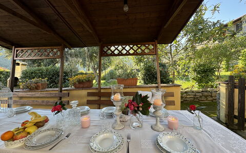 Podere Di Mero Casolare: Meubilair, Tafel, Tafelkleed, Stoel, Interieur Ontwerp, Keuken En Eettafel, Linens, Serveware, Restaurant, Eetkamer