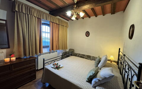 Podere Di Mero Casolare: Meubilair, Bed, Slaapkamer, Verdieping, Flooring, Hout, Laken, Bedding, Plafond, Interieur Ontwerp