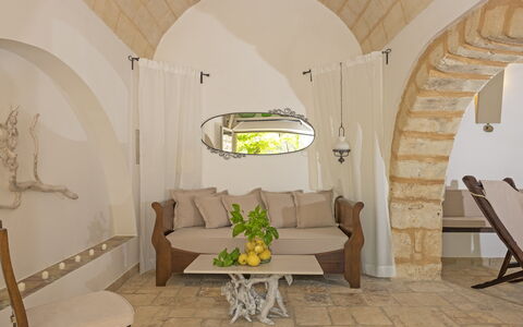 Masseria Pagliamonte: Meubilair, Tafel, Eigendom, Gebouw, Bankstel, Comfort, Woonkamer, Fabriek, Interieur Ontwerp, Huis