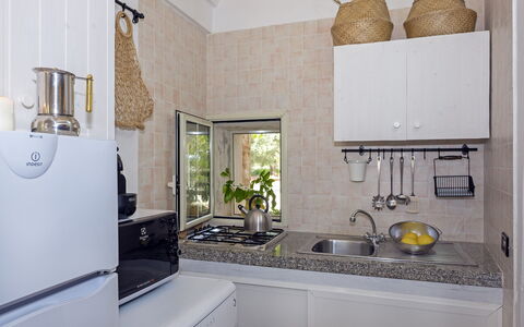 Masseria Pagliamonte: Gootsteen, Cabinetry, Wastafel, Eigendom, Countertop, Kraan, Gebouw, Keuken, Verlichting, Loodgieterswerkinrichting