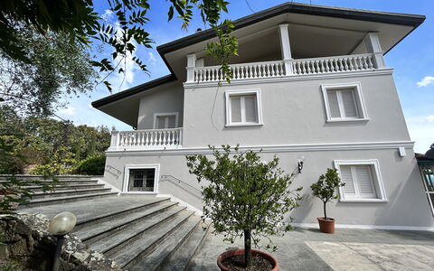 Villa Alfresco: Woongebied, Huis, Huis, Dak, Verblijf, Landgoed, Siding, Veranda, Balkon, Schaduw
