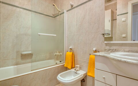Alqueria Sol: Badkamer, Eigendom, Kamer, Geel, Tegel, Interieur Ontwerp, Muur, Onroerend Goed, Architectuur, Verdieping