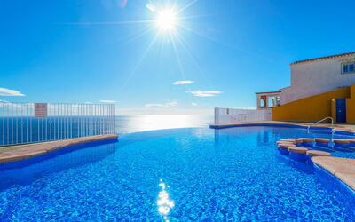 Moraira 905: Water, Blauw, Zwembad, Lucht, Recreatiecentrum, Architectuur, Vrije Tijd, Zonlicht, Onroerend Goed, Gebouw