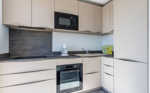 Les Bougainvillées: Cabinetry, Countertop, Keuken, Flooring, Interieur Ontwerp, Meubilair, Toestel Van De Keuken, Hout, Verdieping, Major Appliance