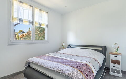 Les Bougainvillées: Bed, Meubilair, Interieur Ontwerp, Slaapkamer, Bedding, Laken, Hout, Kamer, Verdieping, Flooring