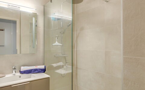 Le Mexico: Badkamer, Tegel, Kamer, Eigendom, Muur, Douche, Interieur Ontwerp, Verdieping, Glas, Plafond