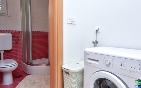 Ivica & Marica: Wasruimte, Wasdroger, Wasmachine, Eigendom, Laundry, Wc Bril, Toilet, Badkamer, Loodgieterswerkinrichting, Purper