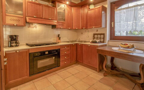 Messi: Bruin, Cabinetry, Countertop, Meubilair, Wastafel, Venster, Kraan, Loodgieterswerkinrichting, Keuken, Gebouw