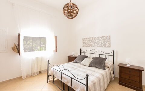 Villa Mediterranea: Slaapkamer, Meubilair, Bed, Kamer, Eigendom, Laken, Bed Frame, Interieur Ontwerp, Bedding, Muur