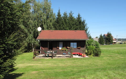 Spinka: Eigendom, Huis, Huis, Verblijf, Natuurlijk Landschap, Land Lot, Gras, Werf, Gebouw, Boom