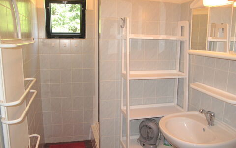 Spinka: Badkamer, Eigendom, Kamer, Plank, Tegel, Huis, Verdieping, Gebouw, Loodgieterswerkinrichting, Architectuur