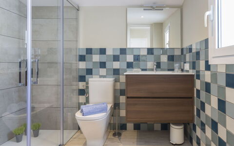 Sangha: Loodgieterswerkinrichting, Eigendom, Badkamer, Gebouw, Huis, Toilet, Interieur Ontwerp, Kraan, Hout